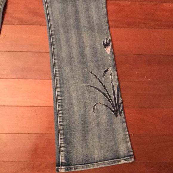 New flare leg denim jeans w/ belt painted & beaded with flowers and butterfly - Picture 4 of 13